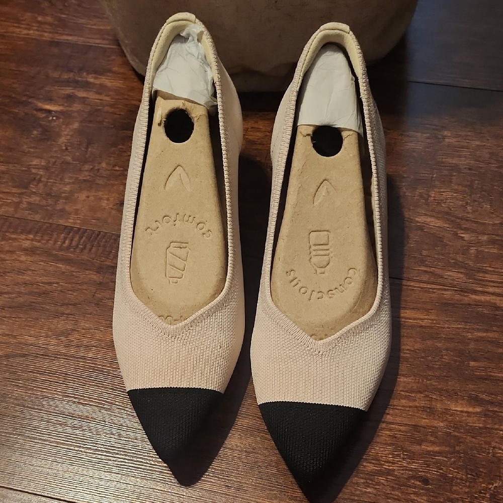 Vivaia Pointed Toe Kitten Heel